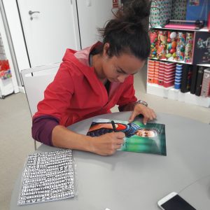 Sara Pujals signant foto per a tot l'equip de Remsa